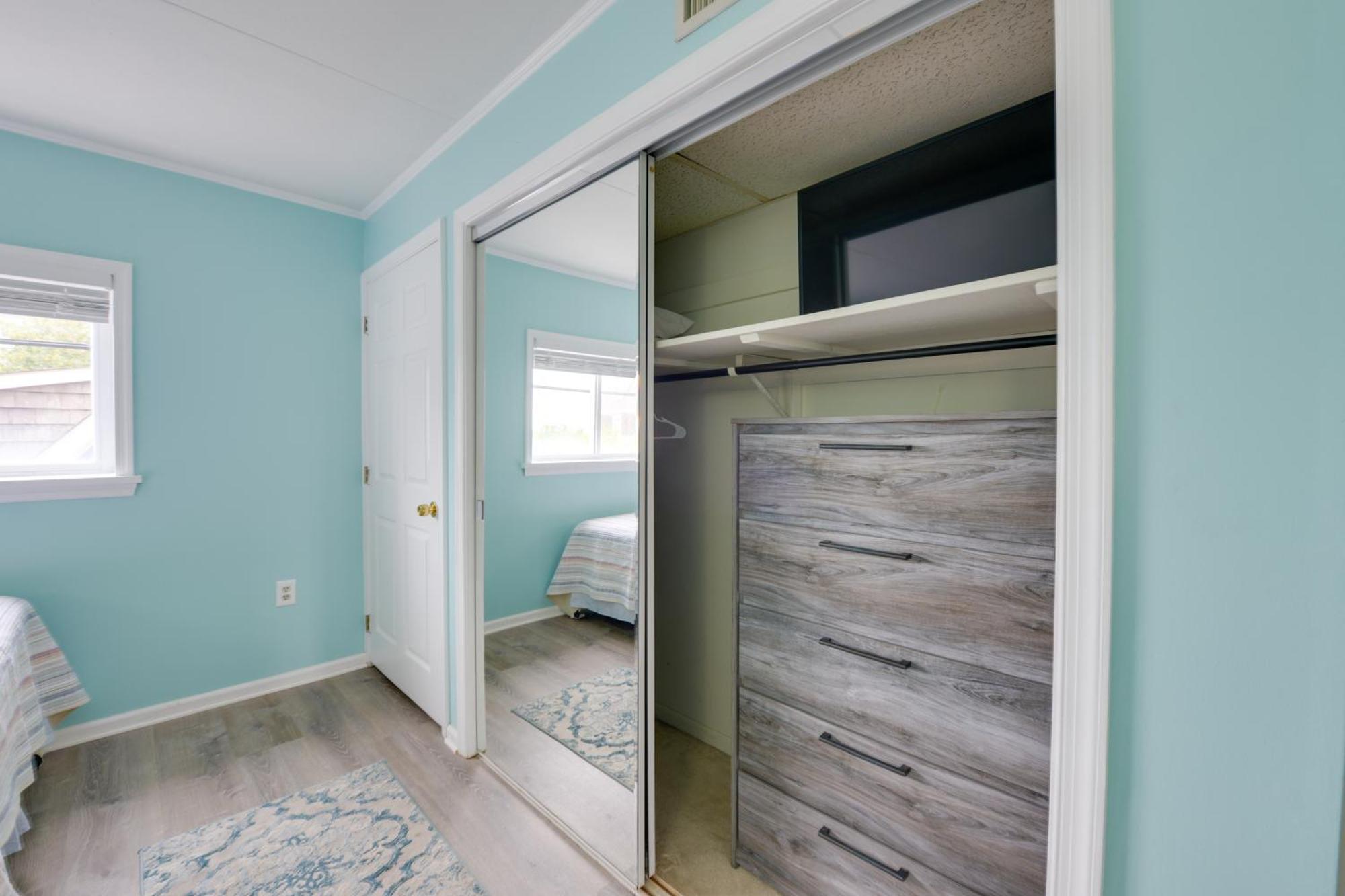 Bright Half-block To Cape Beach! *
