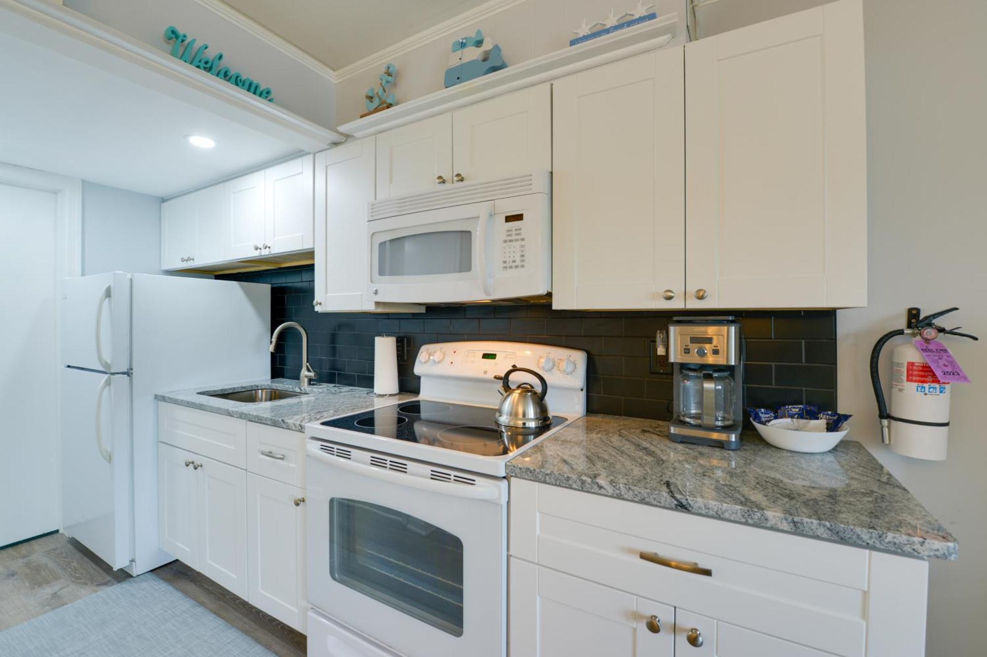 Apartment Bright Half-block To Cape Beach!