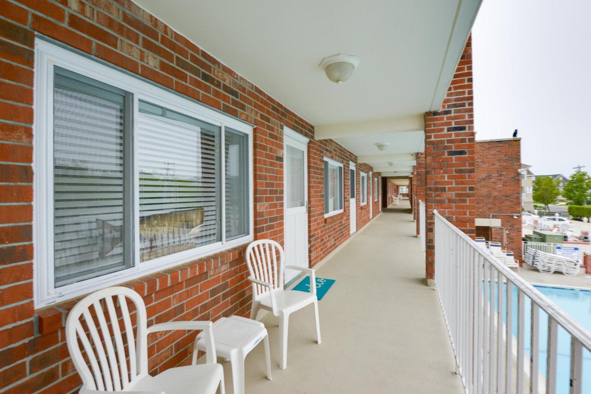 Apartment Bright Half-block To Cape Beach! *