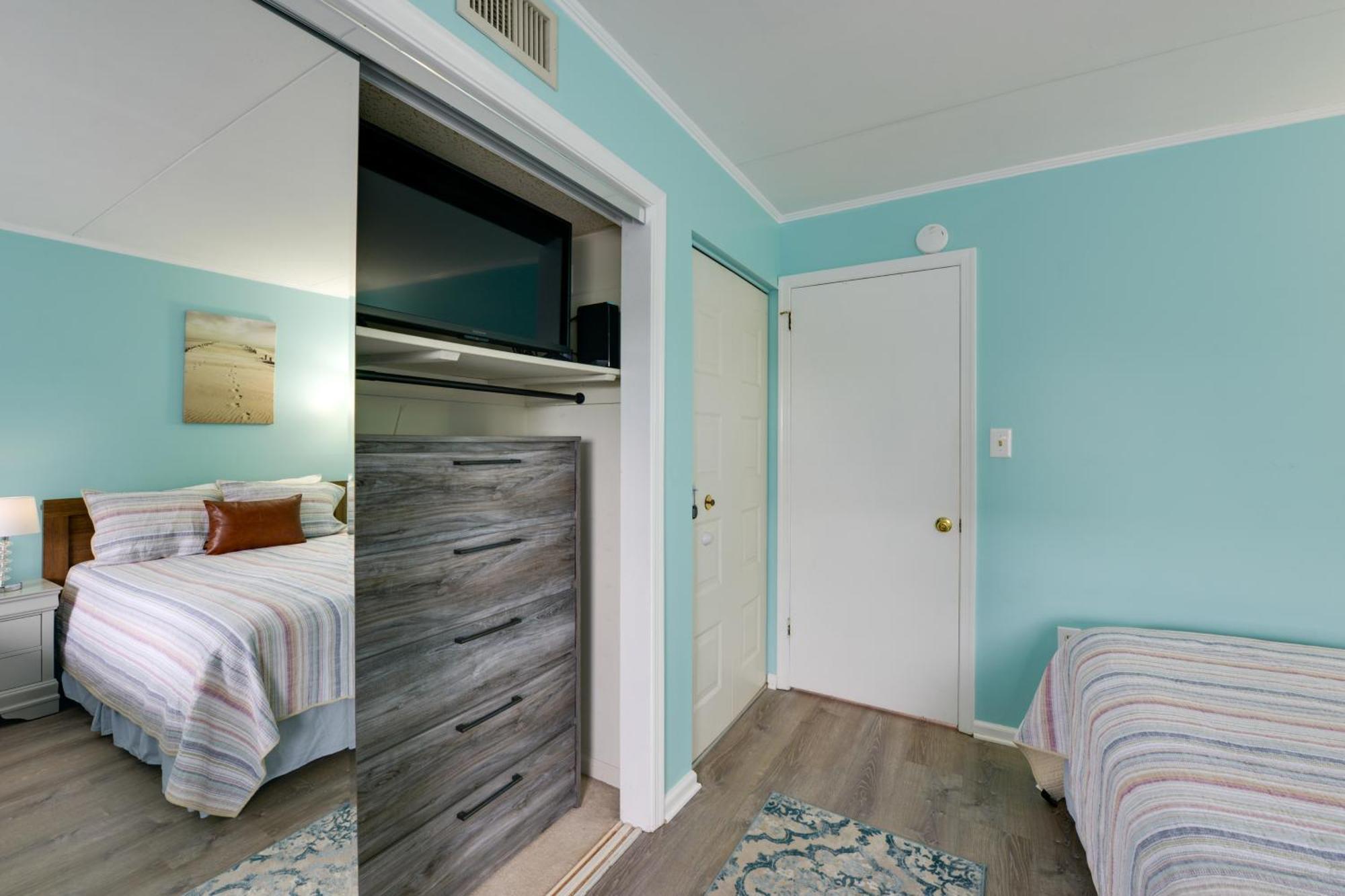 Apartment Bright Half-block To Cape Beach!