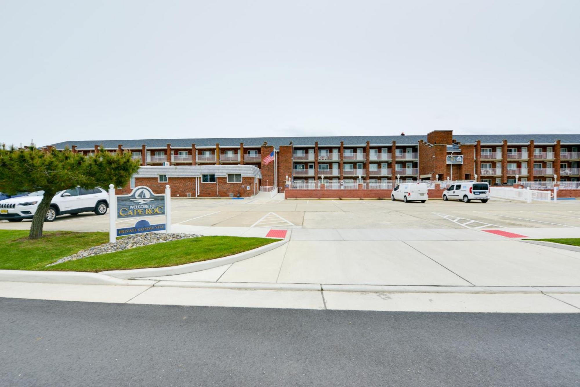 Bright Half-block To Cape Beach! Apartment *