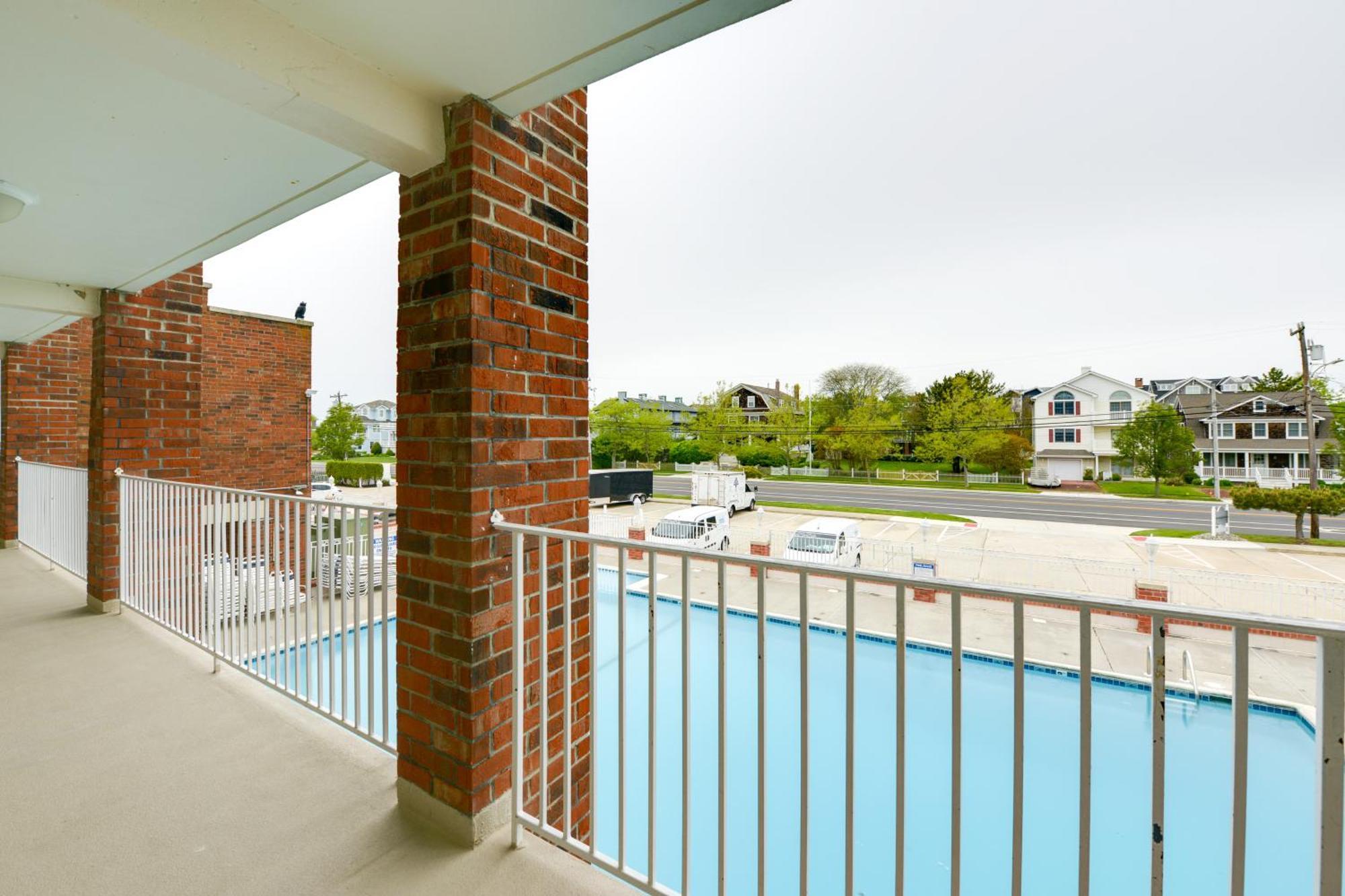 Bright Half-block To Cape Beach! *