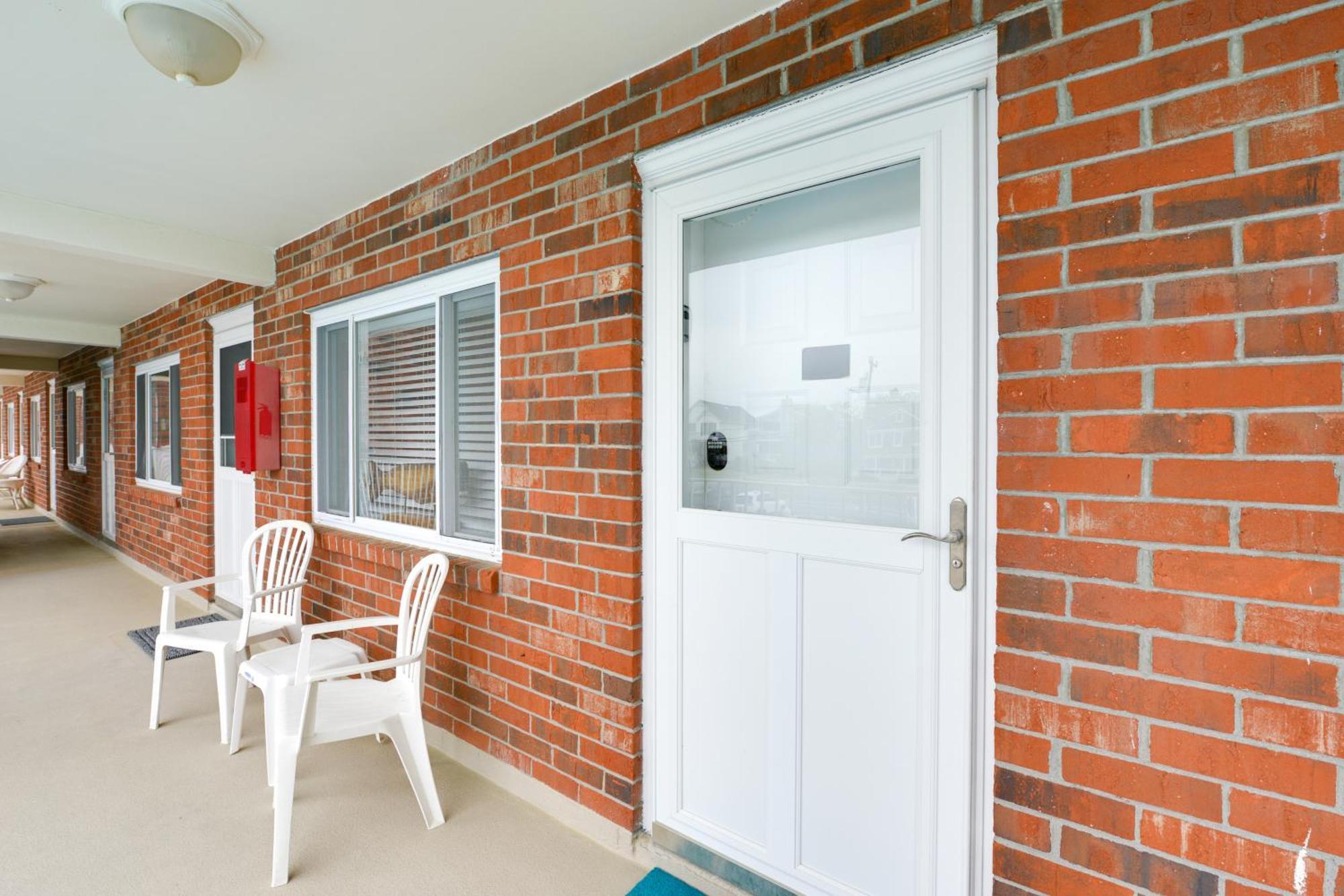 Bright Half-block To Cape Beach! Apartment *